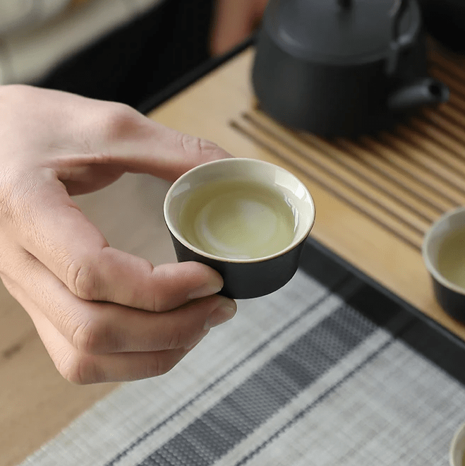 Minimalistisches chinesisches Gongfu-Teeset aus schwarzem Porzellan mit Tablett-Ei, All-in-One-Geschenk